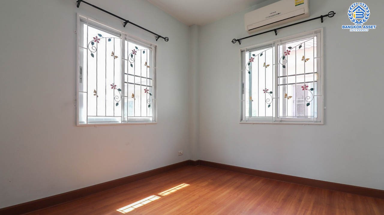 *****บ้านมือสองนนทบุรี ม.ลภาวัน19 ราชพฤกษ์ เนื้อที่ 42 ตร.ว. ฟังก์ชันครบ 4 ห้องนอน 2 ห้องน้ำ 2 ที่จอดรถ บ้านสวย สภาพดี พร้อมเข้าอยู่ บนทำเลที่เชื่อมต่อถนนราชพฤกษ์, ถนนชัยพฤกษ์, ถนนบางกรวย-ไทรน้อย ใกล้รถไฟฟ้าสายสีม่วง "สถานีบางพลู" และจุดขึ้นทางด่วน "แจ้งวัฒนะ"